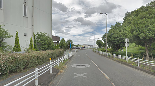 横断歩道を渡りエクセルシオールカフェの右手を進む